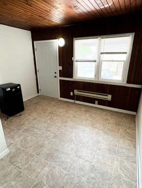 Crookston Apartment: 625 W 7th St