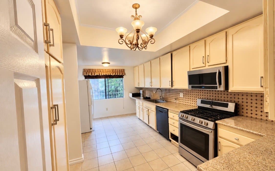 Encino Condo: 5237 Newcastle Ave