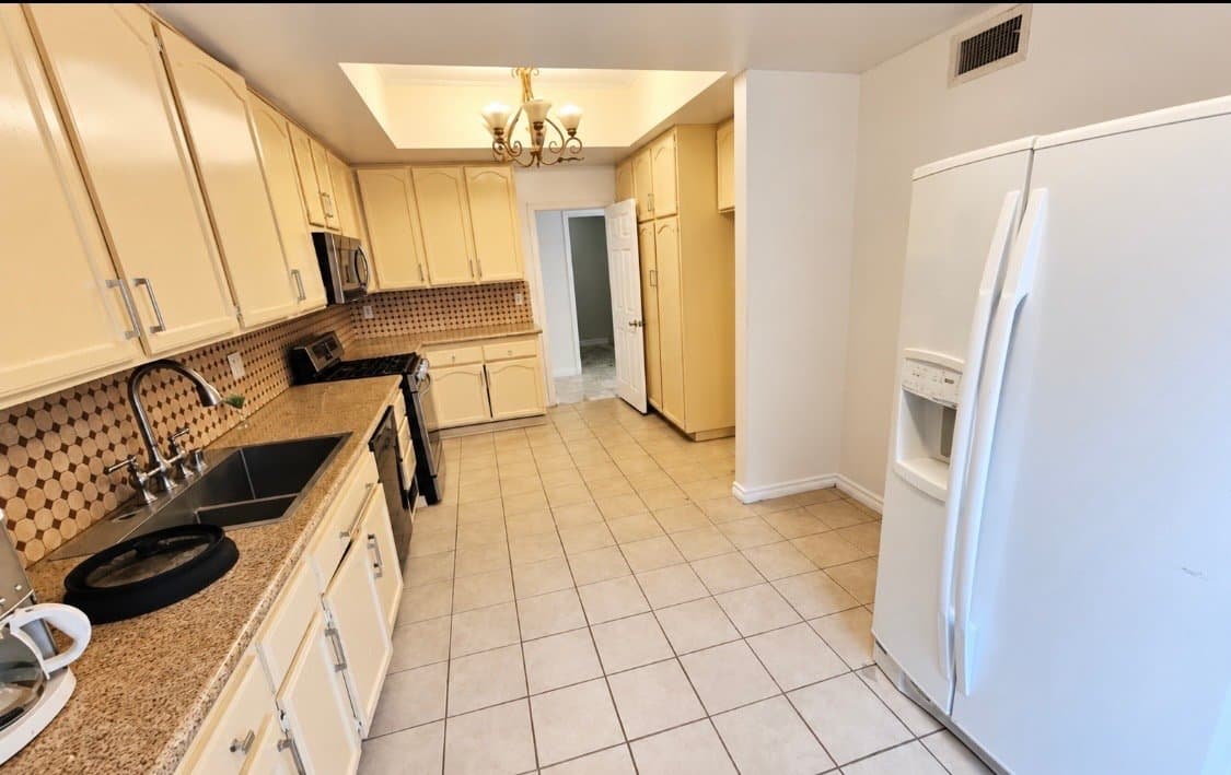 Encino Condo: 5237 Newcastle Ave