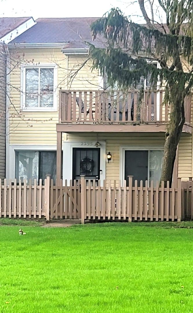 Country Club Hills Townhome: 2295 Windsor Ln