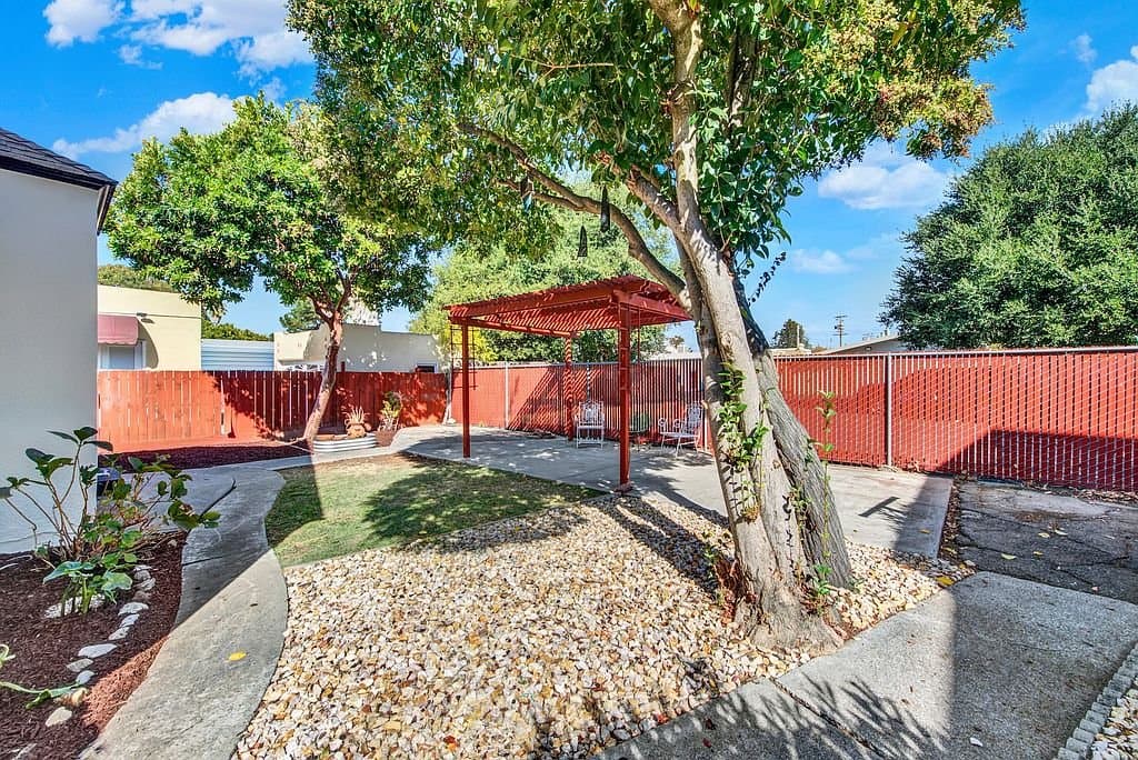 Vallejo House: 1444 Alabama St