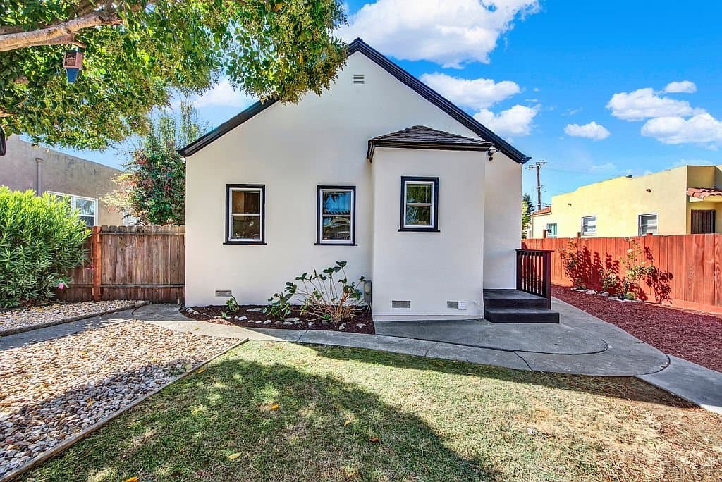 Vallejo House: 1444 Alabama St