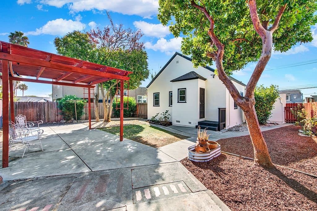 Vallejo House: 1444 Alabama St