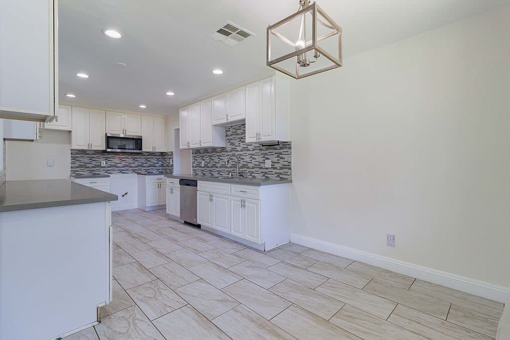 San Bernardino House: 268 E 45th St