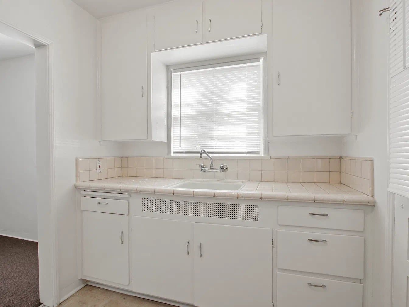 Long Beach House: 2723 E 8th St