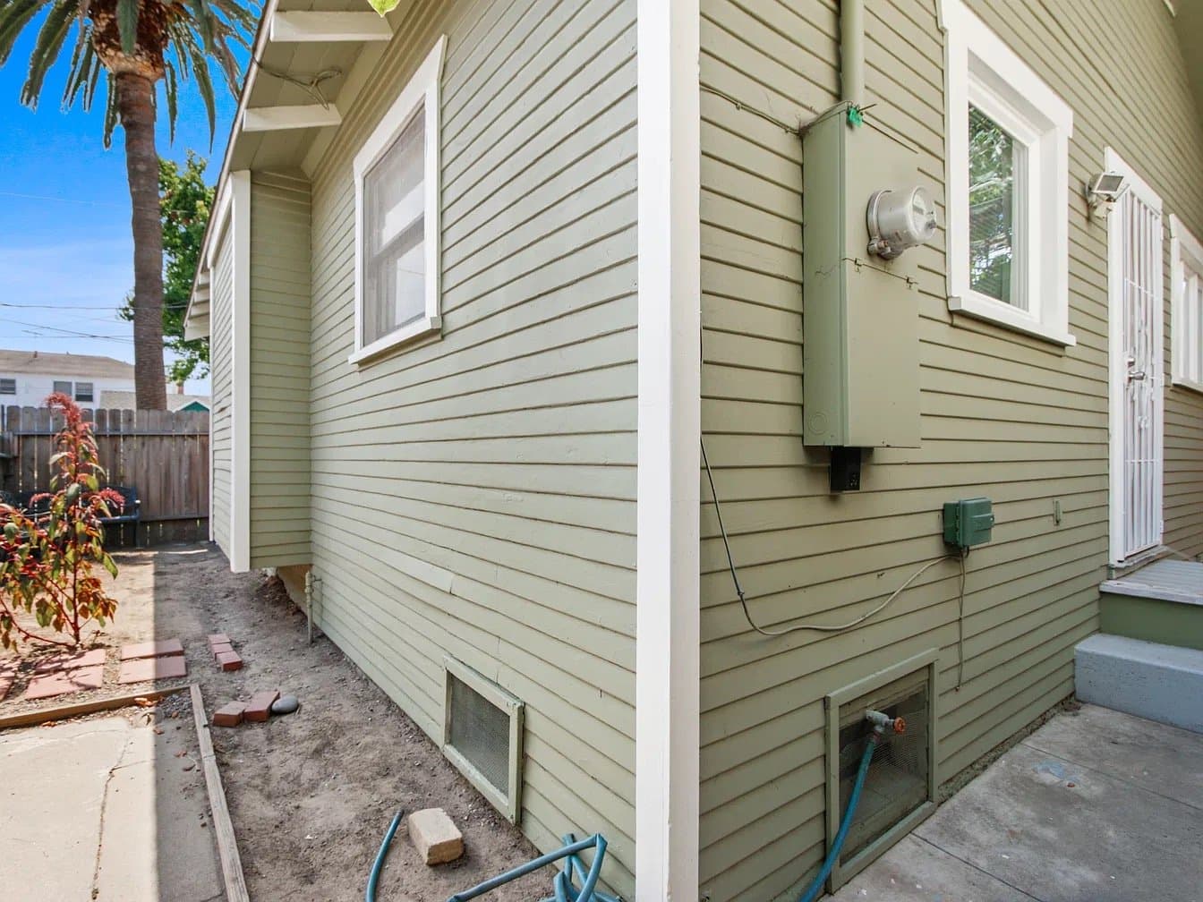 Long Beach House: 2723 E 8th St