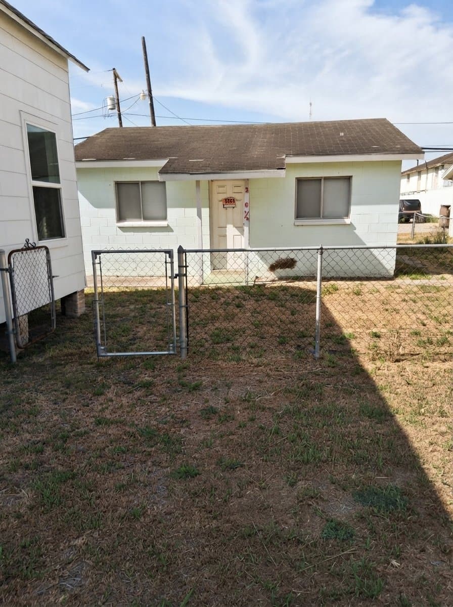 Kingsville House: 220 1/2 W Kenedy Ave