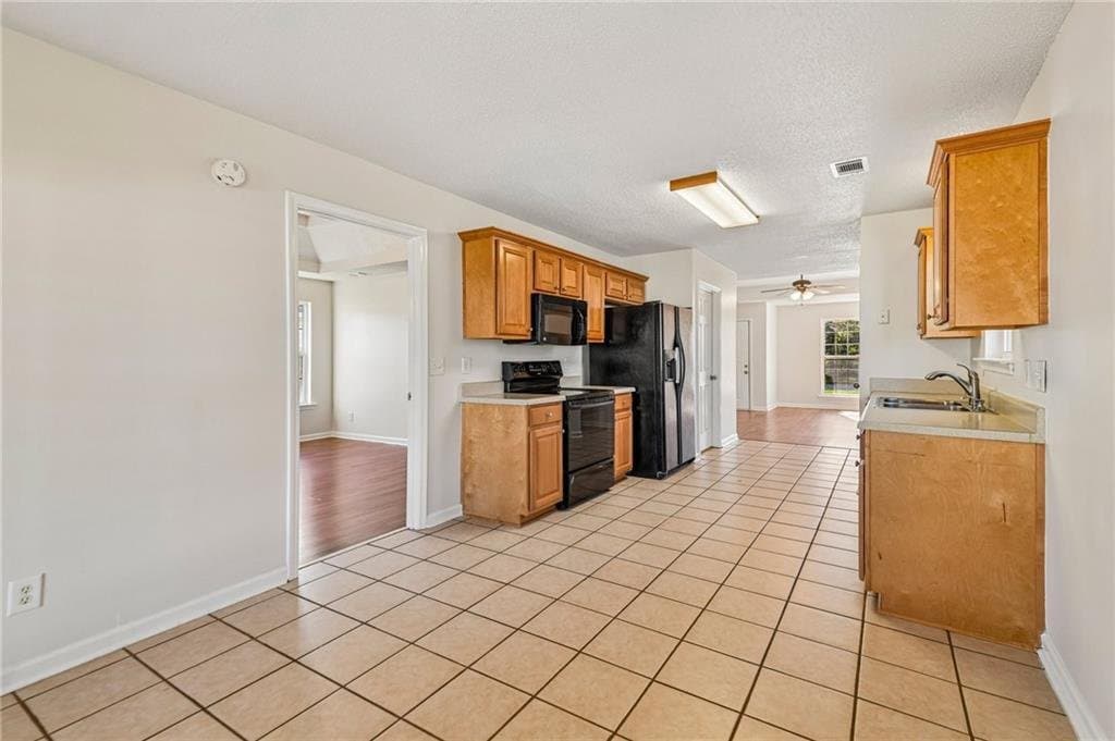 Warner Robins House: 902 Haverhill Cir