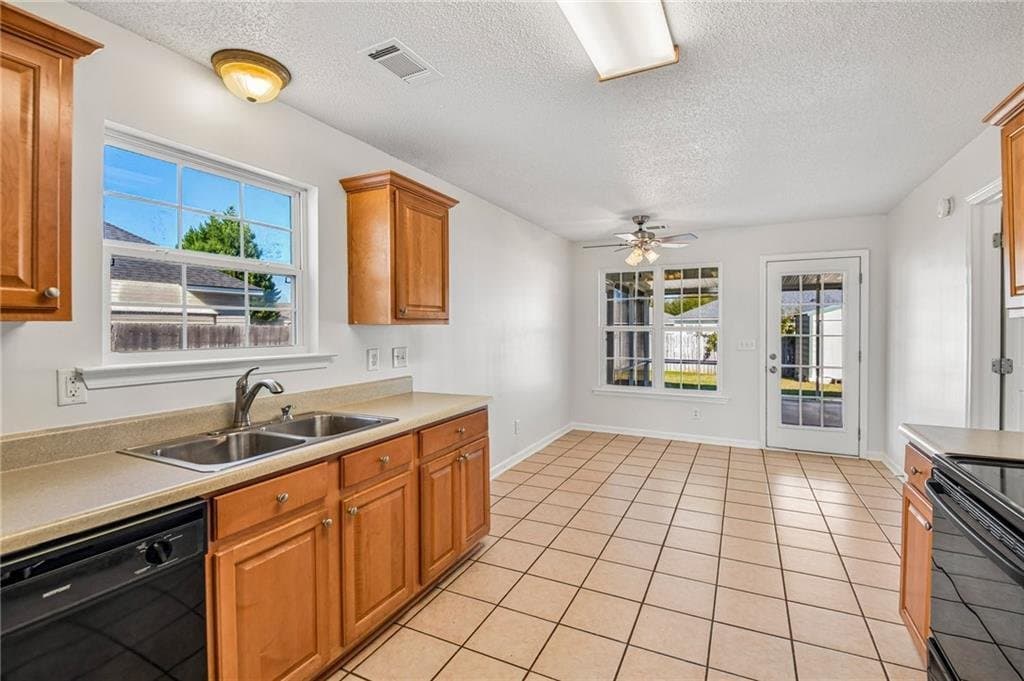 Warner Robins House: 902 Haverhill Cir