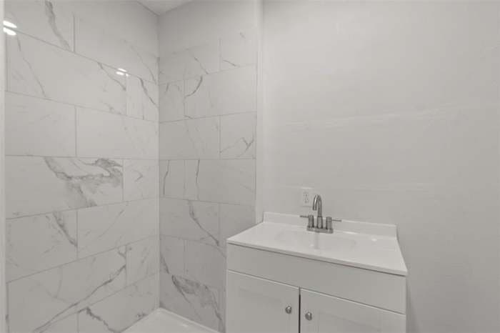 Irving House: 711 Hilltop Dr