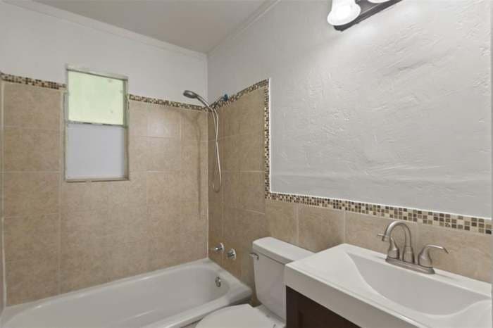 Irving House: 711 Hilltop Dr