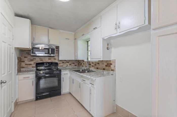 Irving House: 711 Hilltop Dr