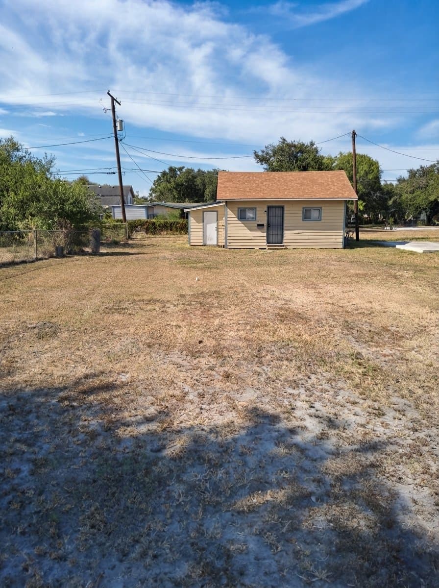 Kingsville House: 614 1/2 W Kleberg Ave