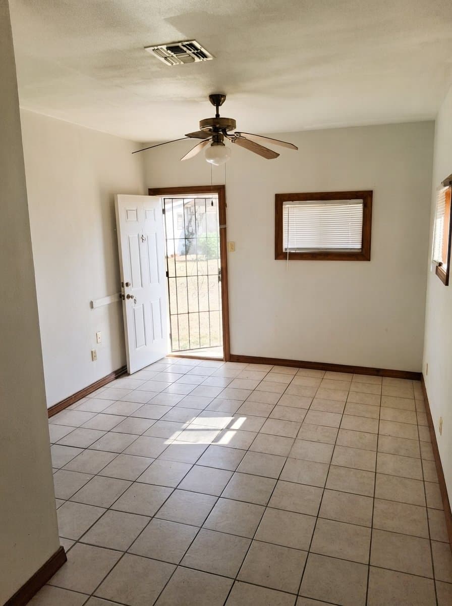 Kingsville House: 614 1/2 W Kleberg Ave