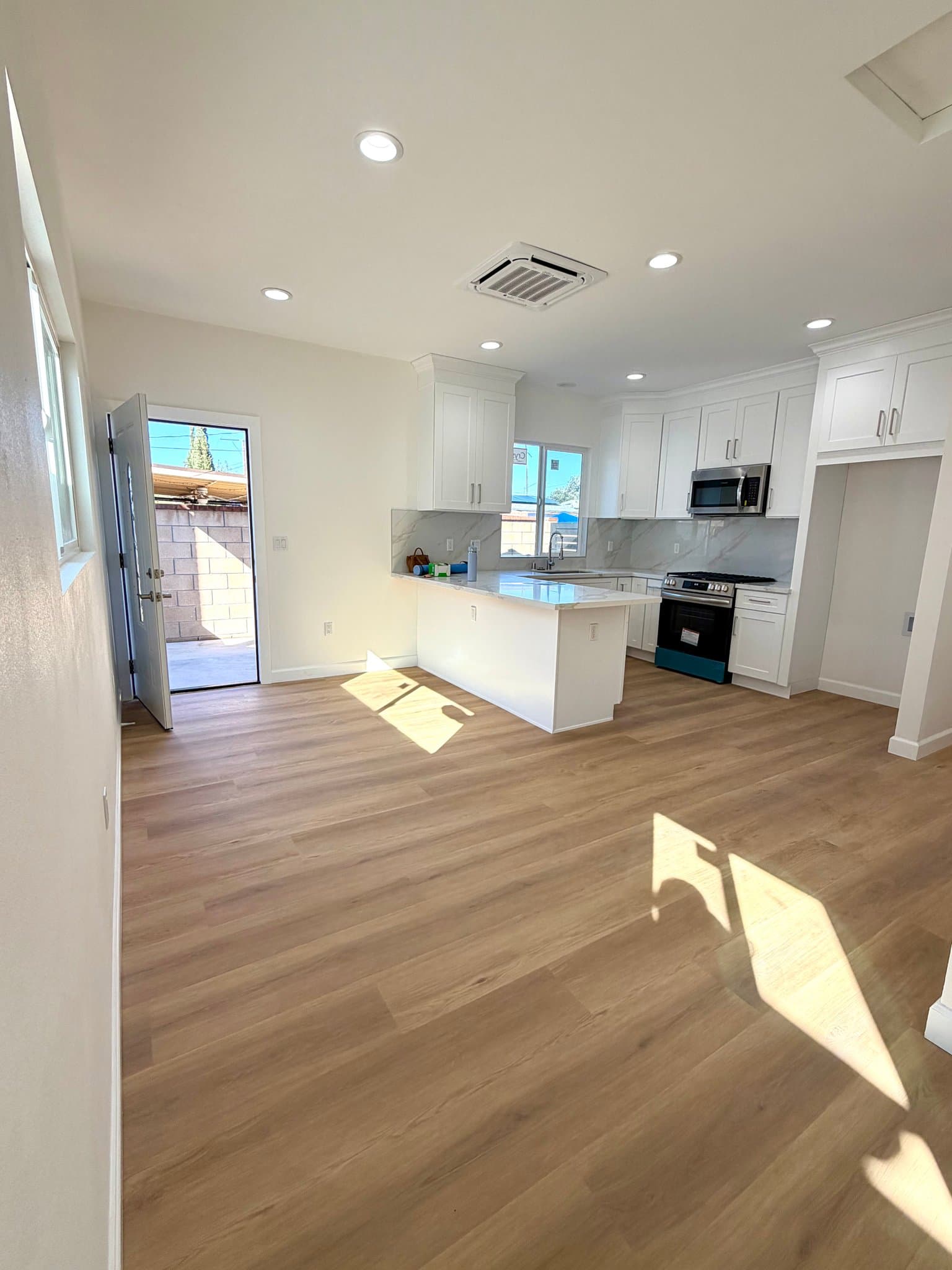 Fullerton House: 625 W Woodcrest Ave