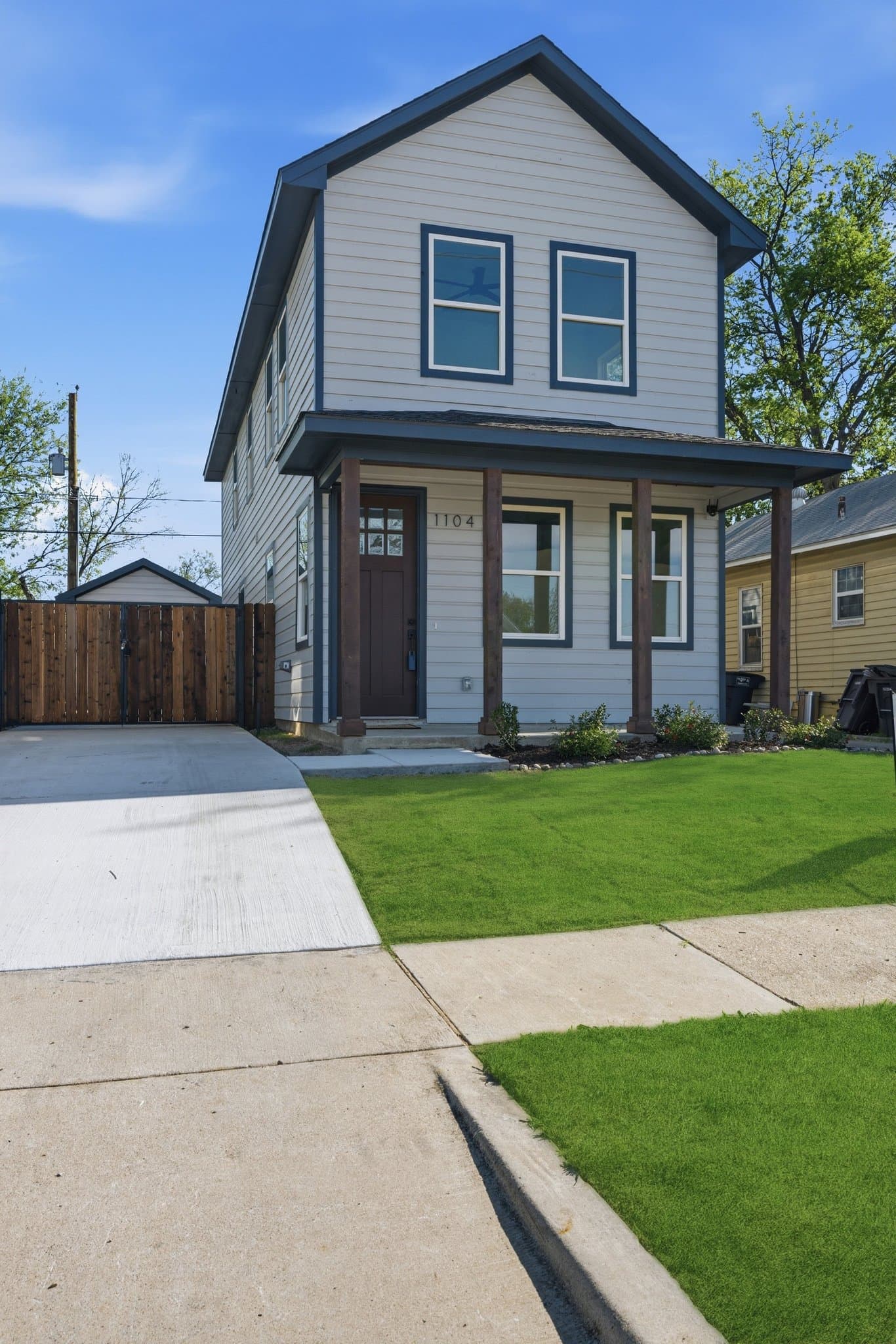 Fort Worth House: 1104 E Annie St
