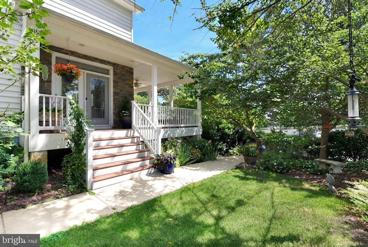 Crownsville House: 764 N Riverside Dr