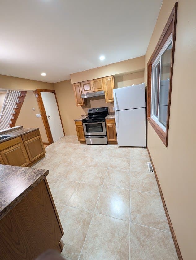 Enfield Apartment: 31 Hartford Ave