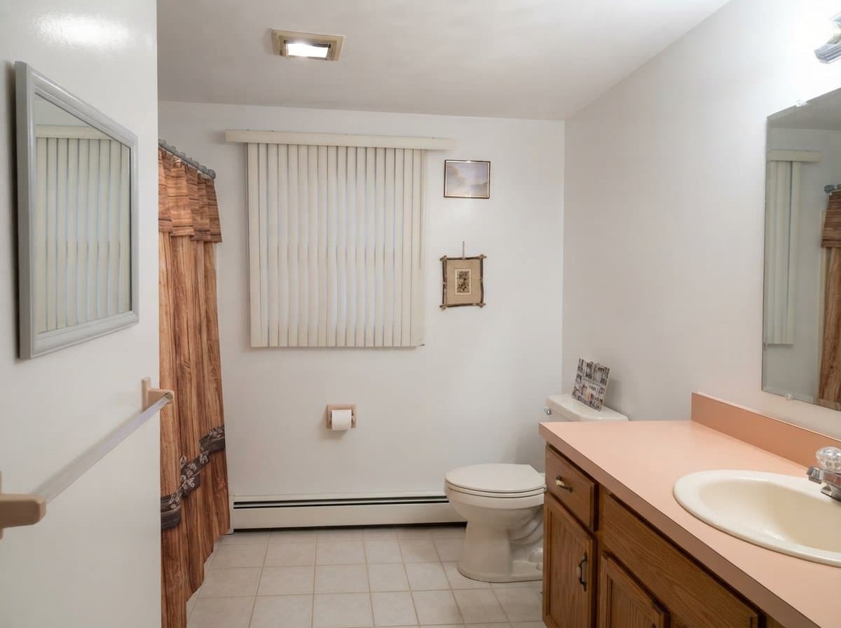 Cranston House: 46 Woodlawn Dr