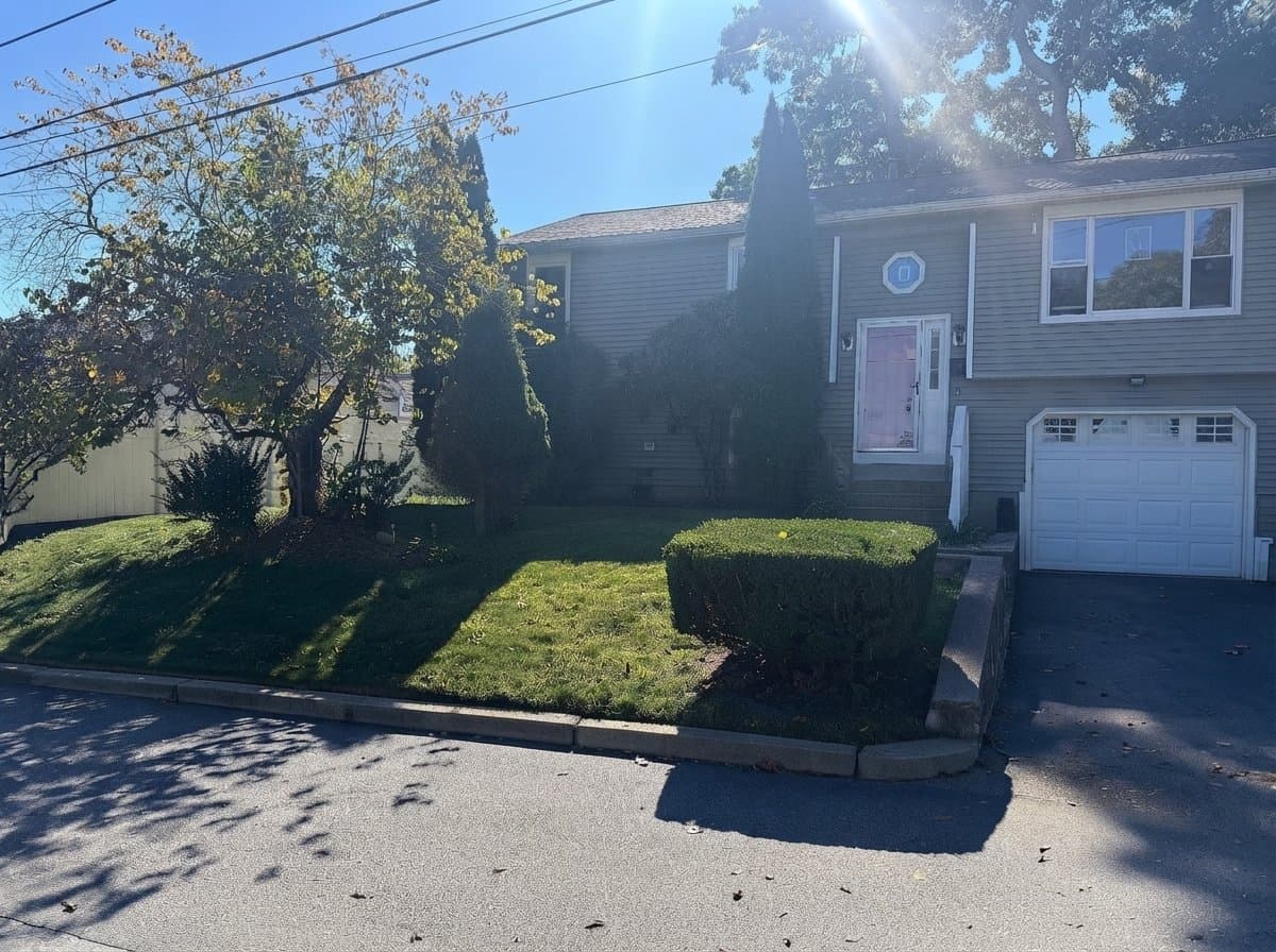 Cranston House: 46 Woodlawn Dr