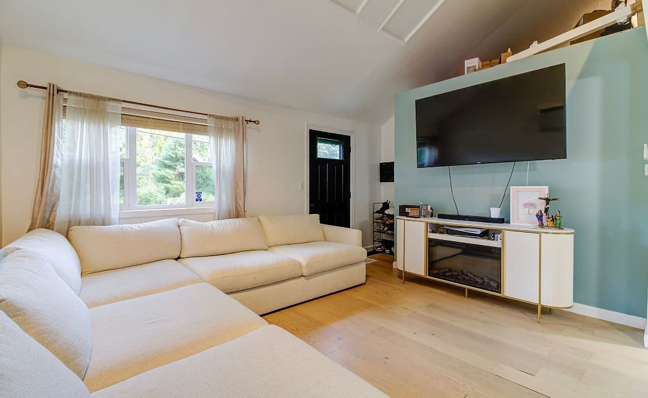 North Scituate House: 188 Snake Hill Rd