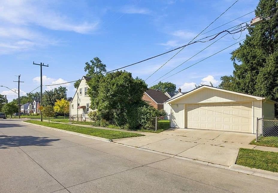 Dearborn House: 23800 Buckingham St