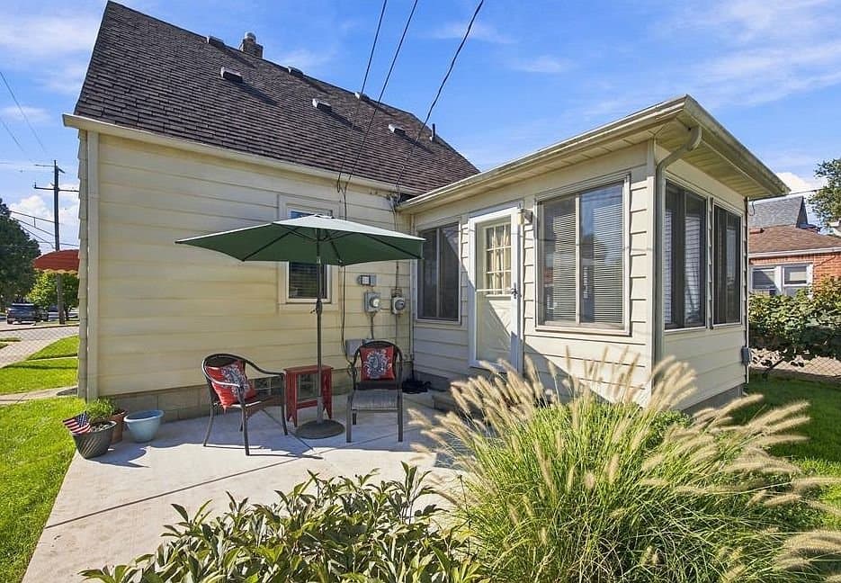Dearborn House: 23800 Buckingham St