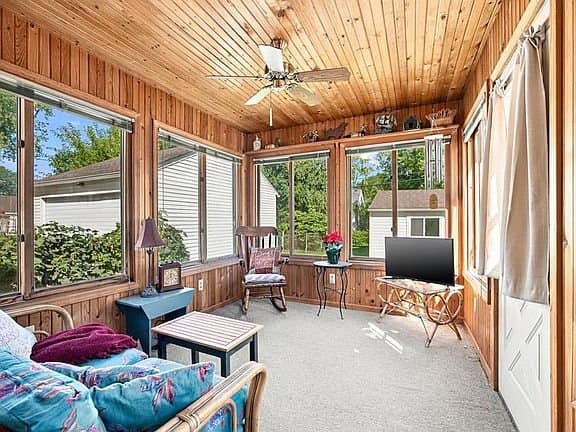 Dearborn House: 23800 Buckingham St