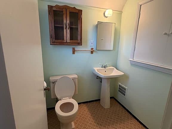 Dearborn House: 23800 Buckingham St