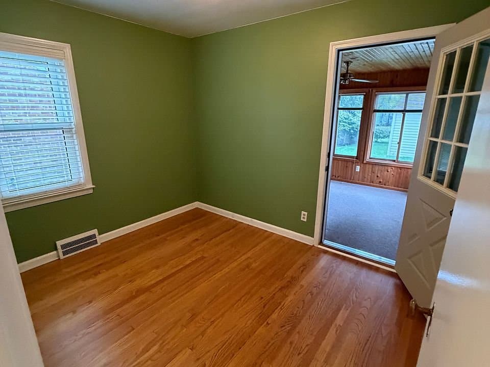 Dearborn House: 23800 Buckingham St
