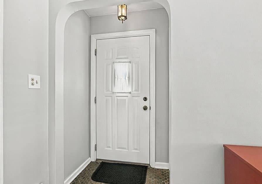 Dearborn House: 23800 Buckingham St