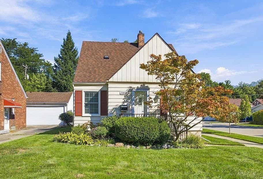 Dearborn House: 23800 Buckingham St