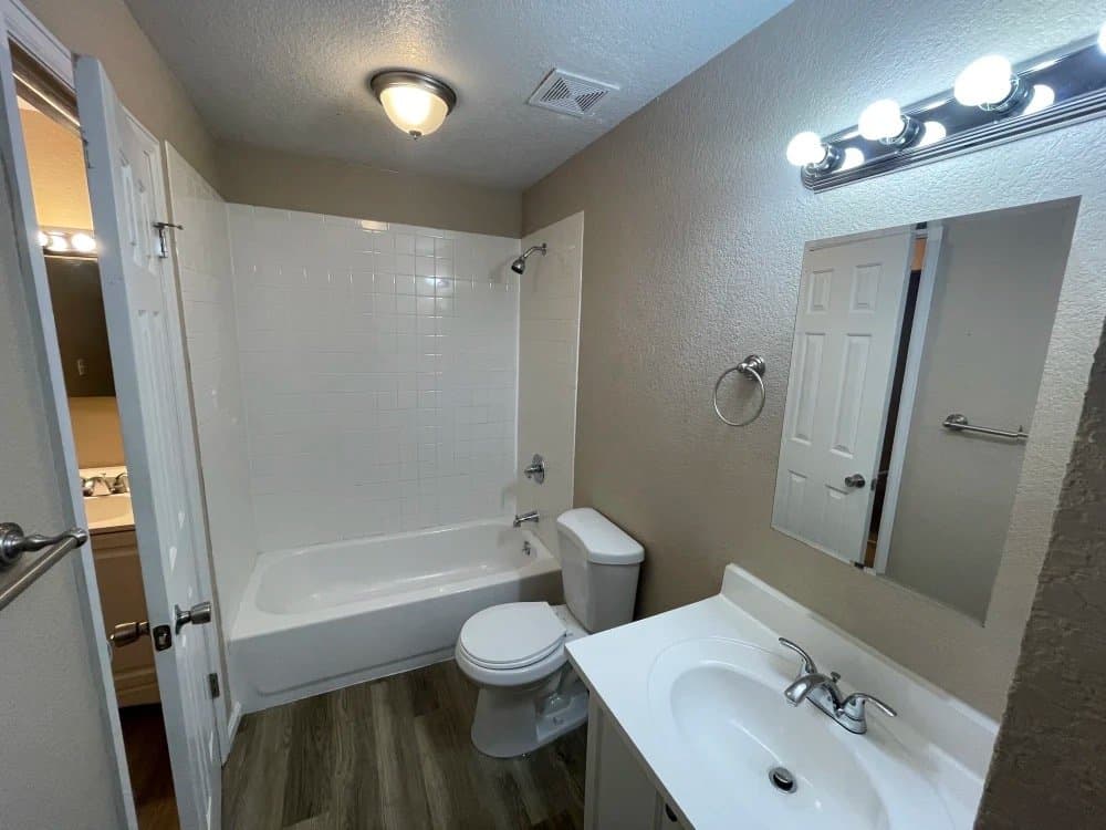 Thoronton House: 11324 grape cir