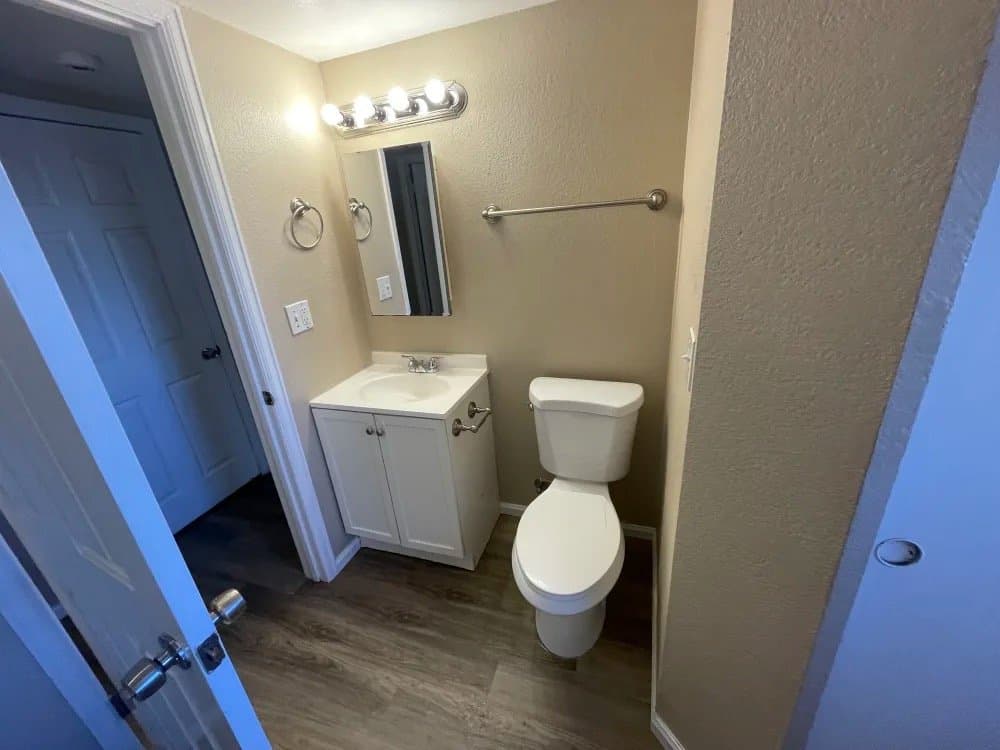 Thoronton House: 11324 grape cir