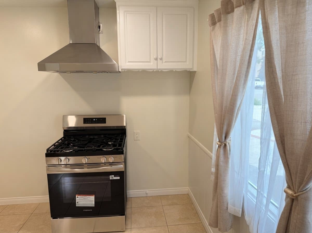 Montrose Apartment: 2320 Mira Vista Ave