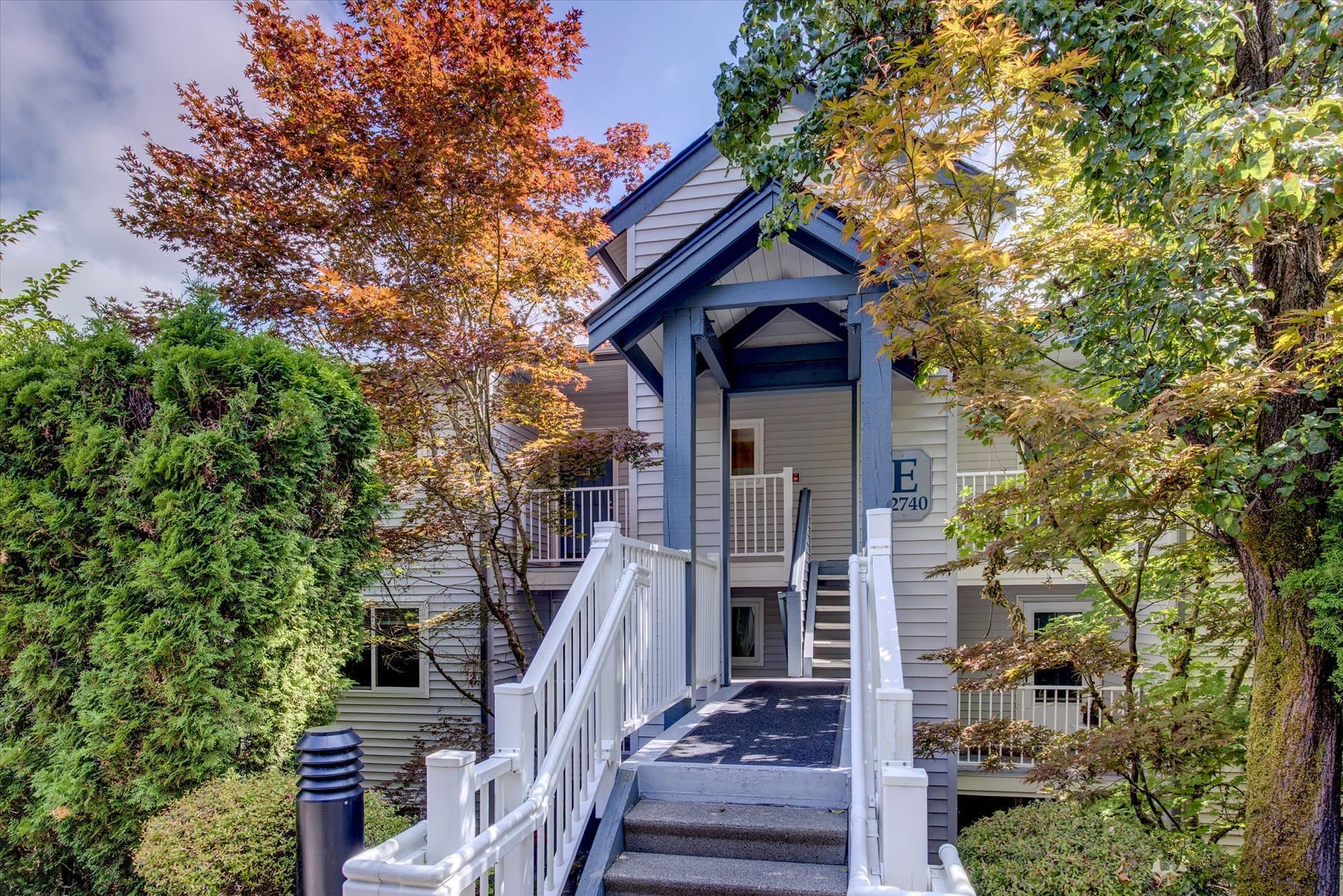 Bellevue Condo: 12740 NE 10th Pl