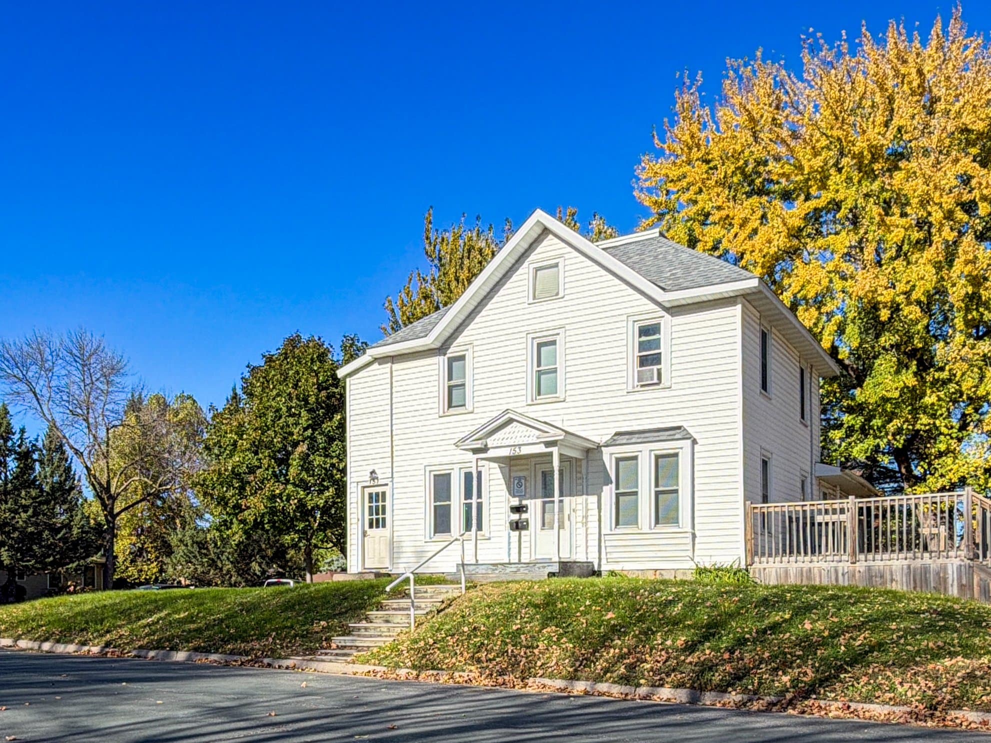 Hutchinson Apartment: 153 5th Ave NE