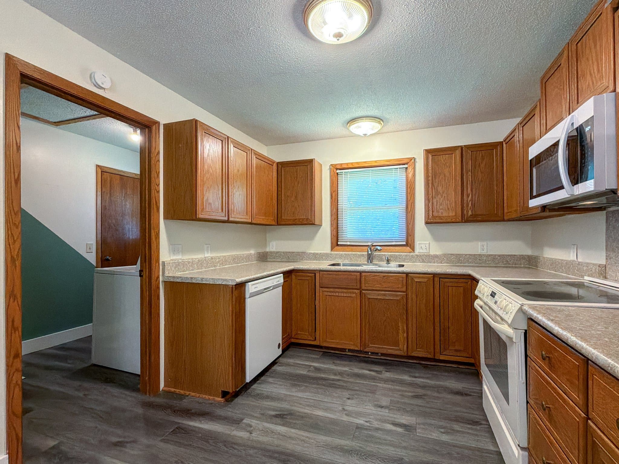 Hutchinson Apartment: 153 5th Ave NE