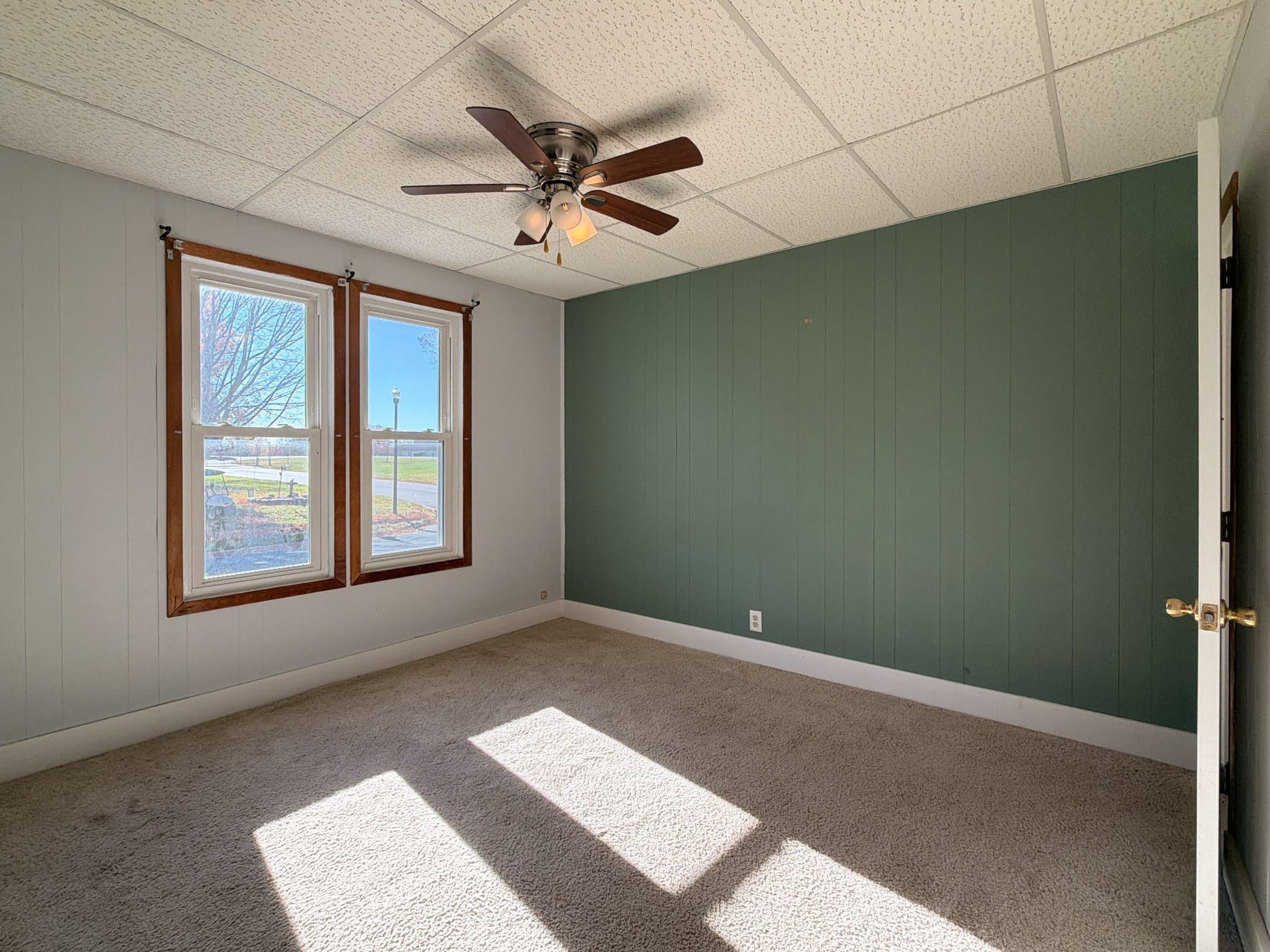 Hutchinson Apartment: 153 5th Ave NE