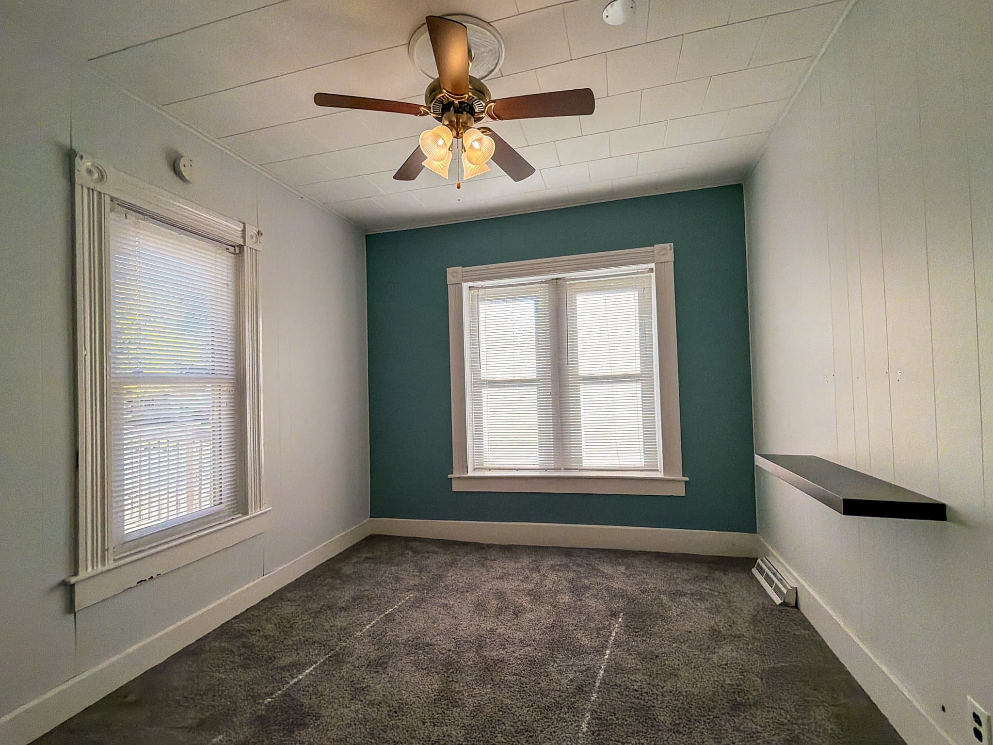 Hutchinson Apartment: 153 5th Ave NE