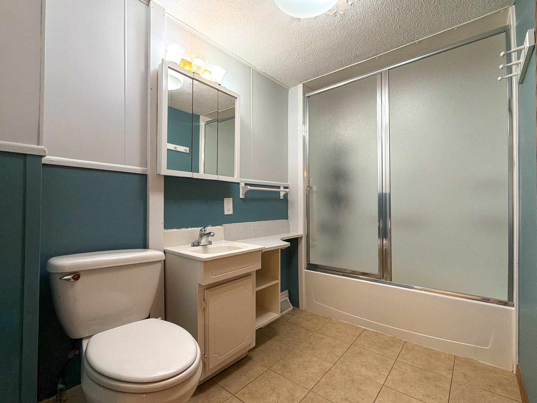 Hutchinson Apartment: 153 5th Ave NE