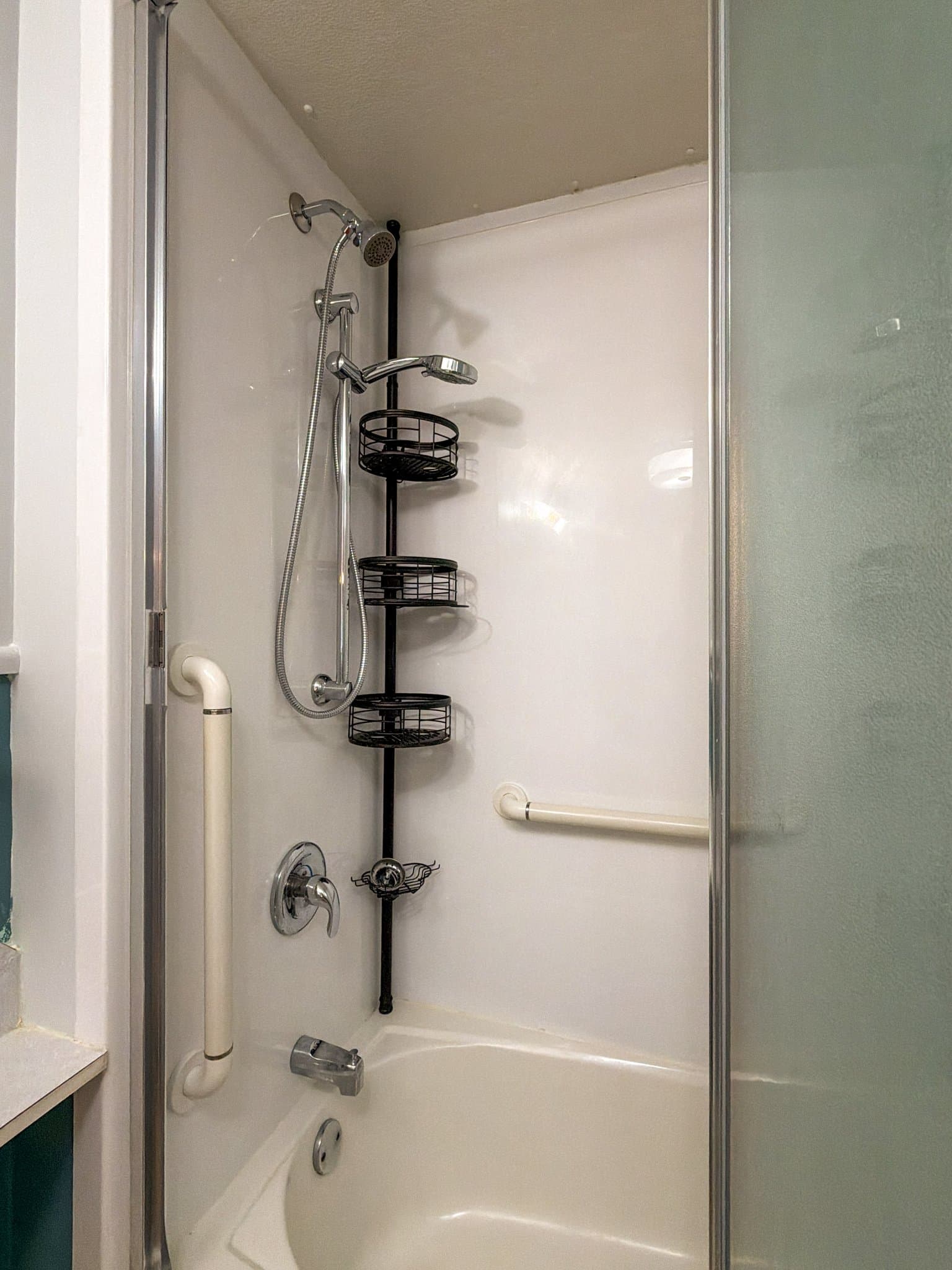 Hutchinson Apartment: 153 5th Ave NE
