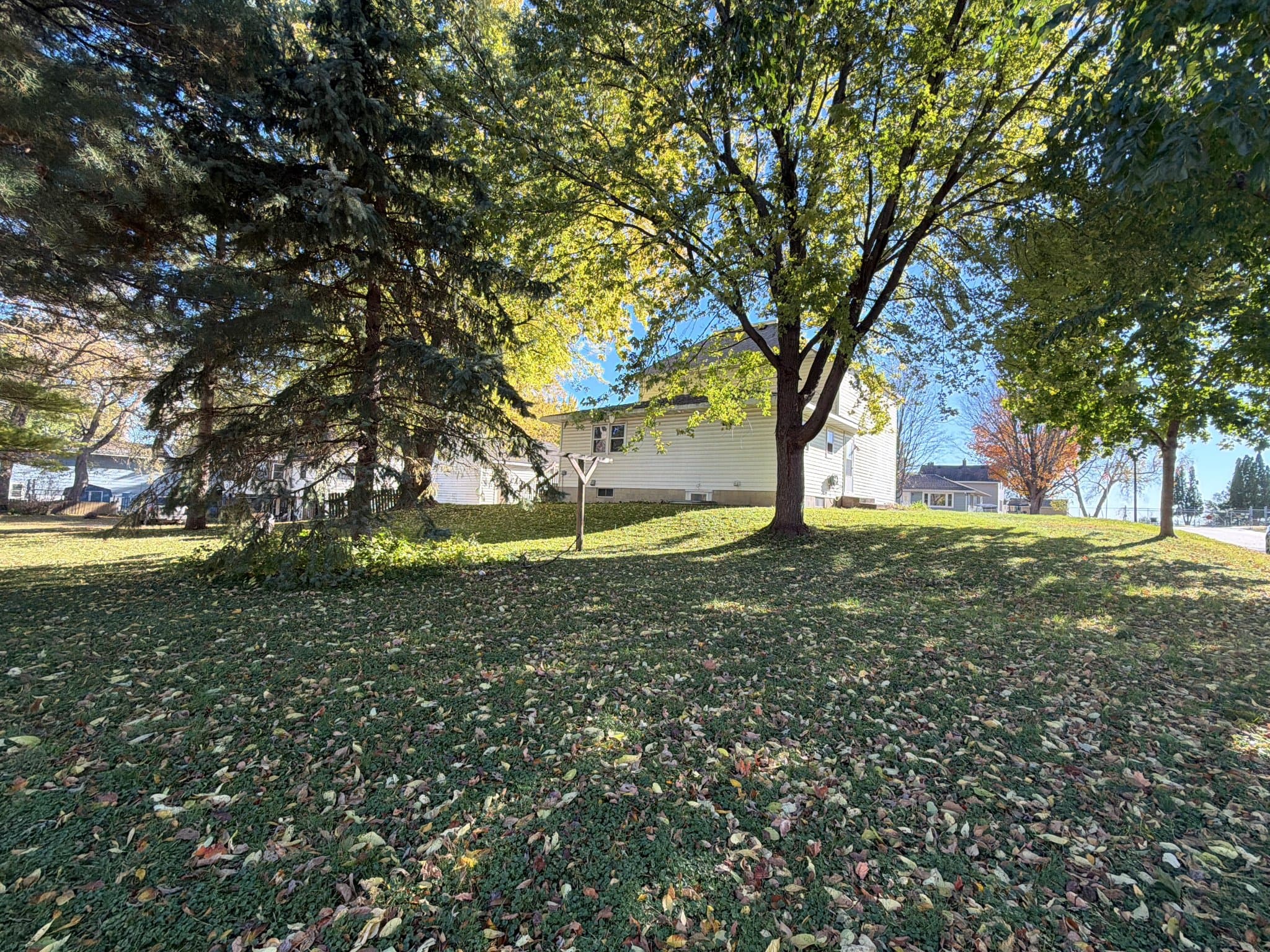 Hutchinson Apartment: 153 5th Ave NE