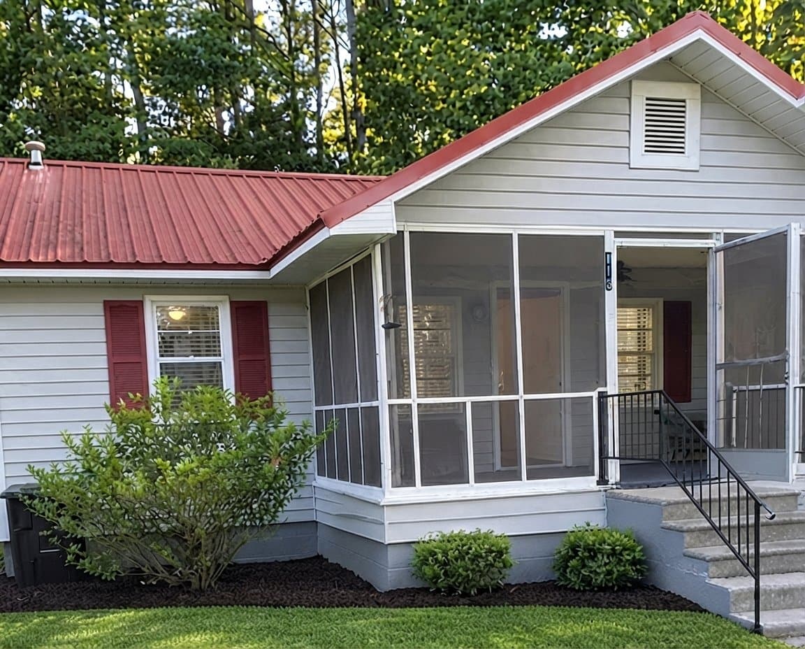 Tabor City House: 113 W 8th St