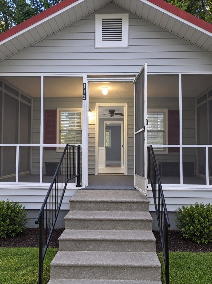 Tabor City House: 113 W 8th St