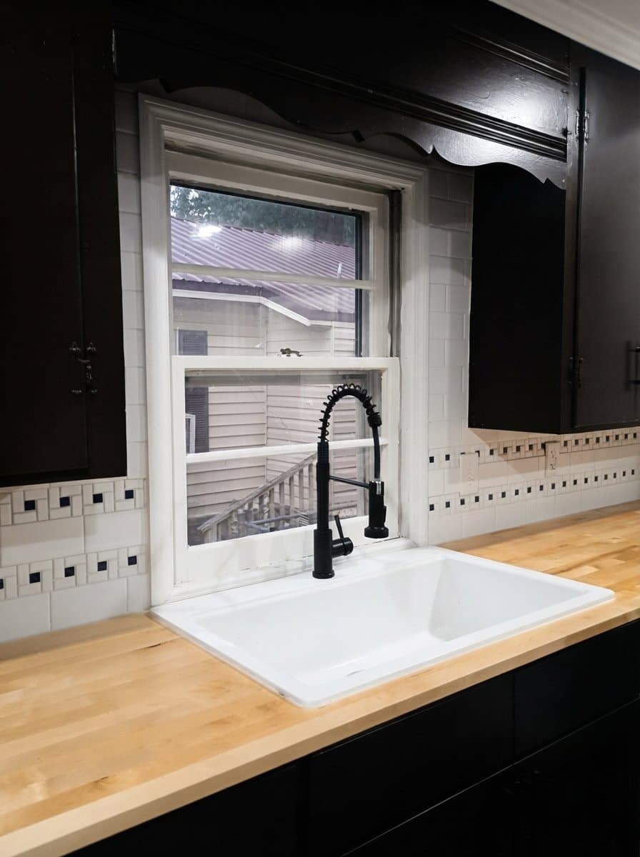 Tabor City House: 113 W 8th St