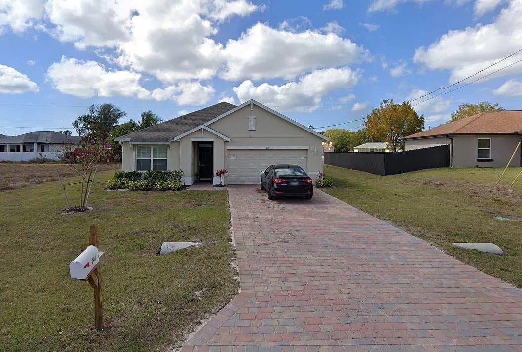 Cape Coral House: 208 SW 10th Ave