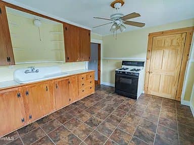 Adams Apartment: 103 Commercial St