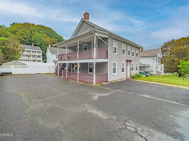 Adams Apartment: 103 Commercial St