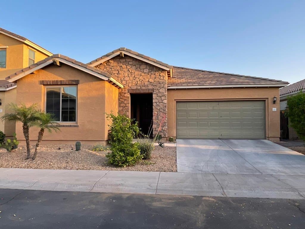 Chandler House: 61 W Hackberry Dr